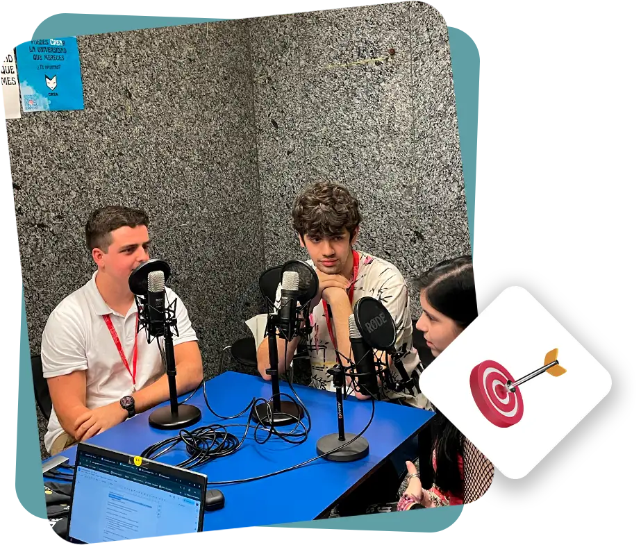 3 personas de la sociedad interuniversitaria de estudiantes sentados en una mesa durante una entrevista de radio.